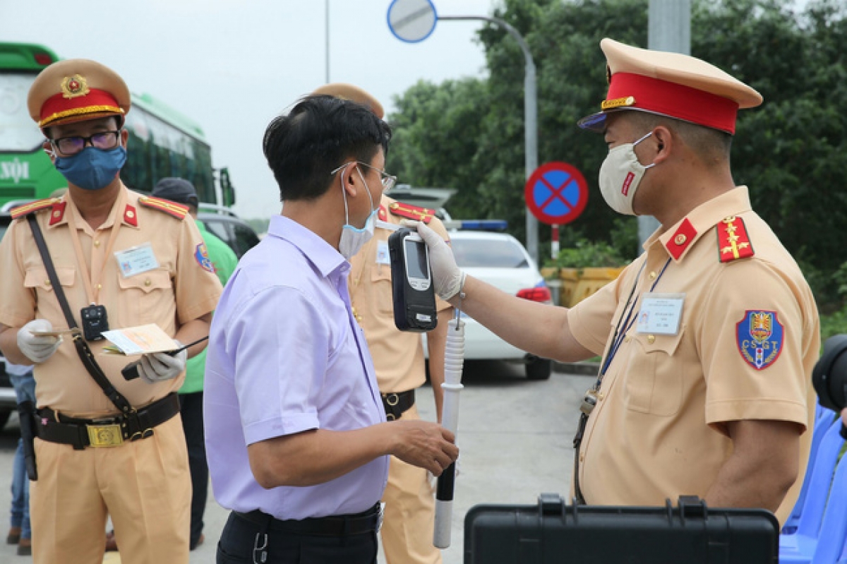 Cảnh sát giao thông Hà Nội xử lý nghiêm các trường hợp vi phạm nồng độ cồn