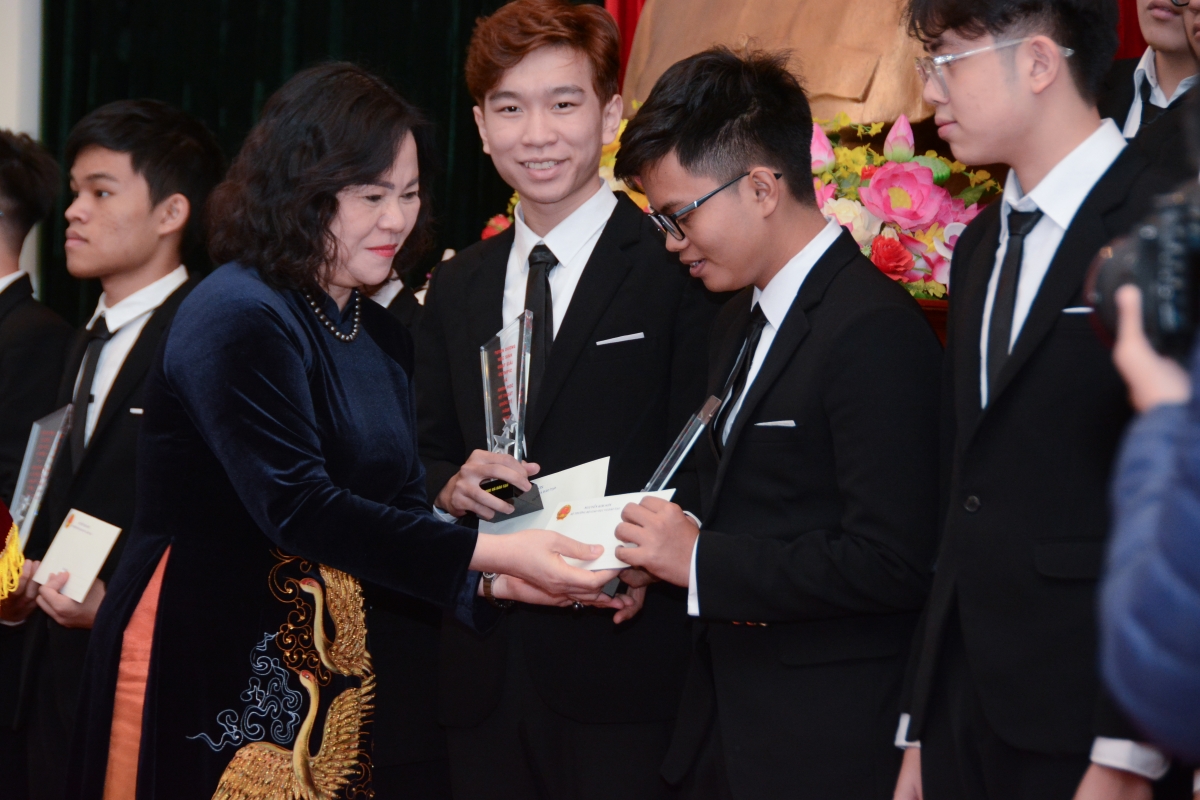 Thứ trưởng Bộ GD&amp;ĐT Ngô Thị Minh trao thưởng cho các em học sinh được tuyên dương