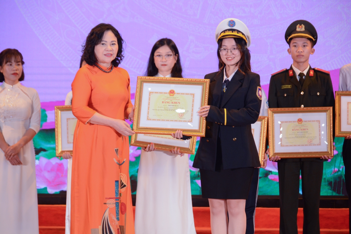 Thứ trưởng Bộ Giáo dục và Đào tạo Ngô Thị Minh trao bằng khen cho thí sinh đạt giải