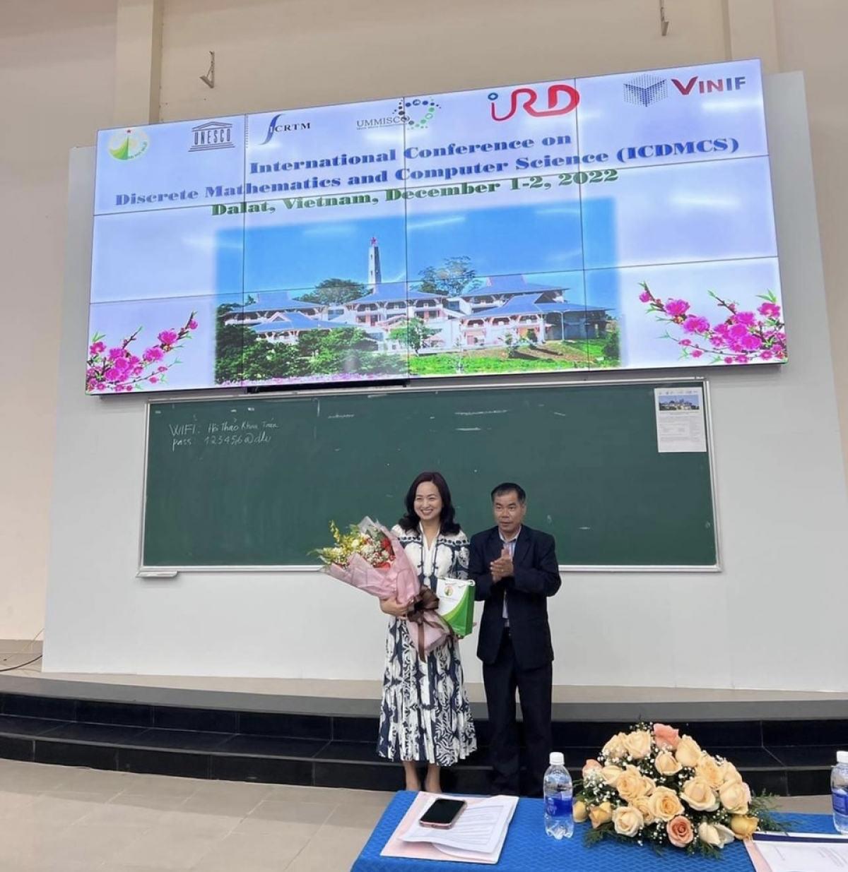 Chủ tịch Hội đồng trường Đại học Đà Lạt tặng hoa Trưởng Ban tổ chức 