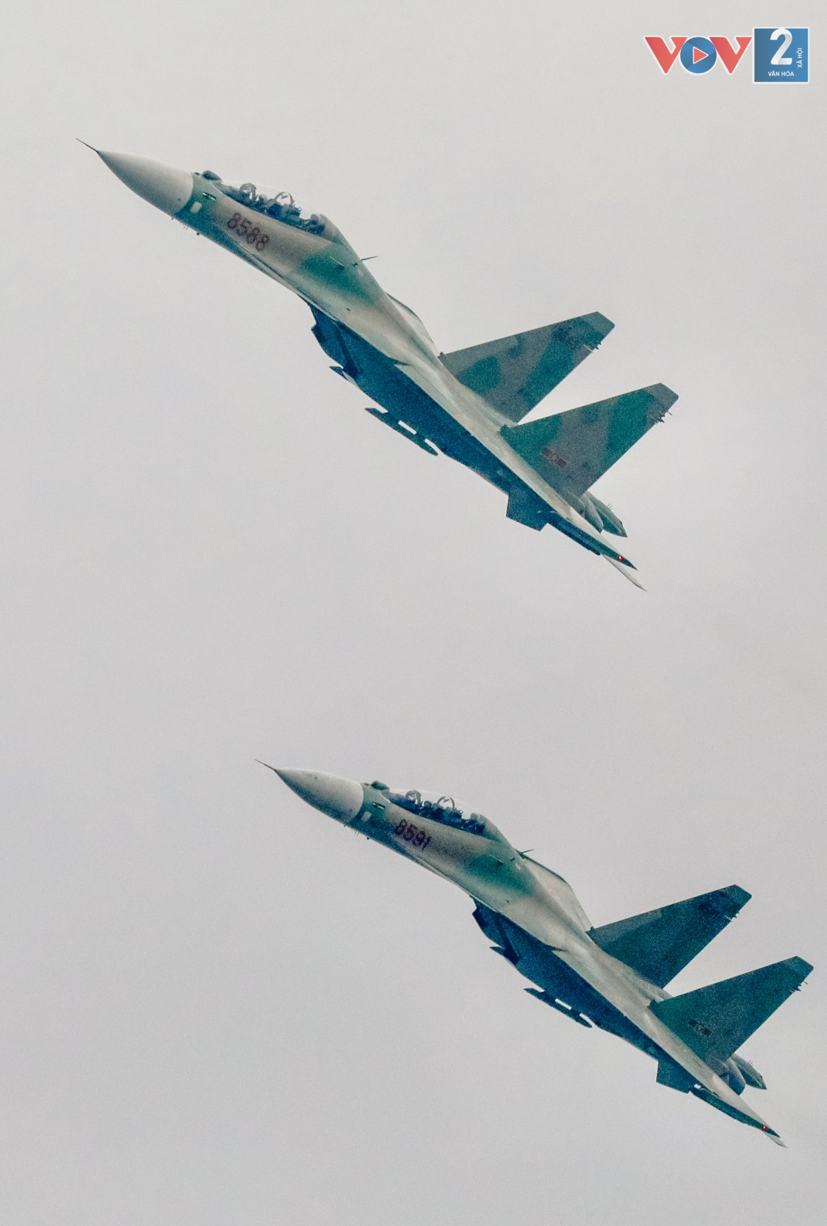 Kết thúc màn bắn đạn nhiễu là sự xuất hiện của hai chiếc Su-30MK2, các máy bay chiến đấu Su-30MK2 của Trung đoàn Không quân 927 (Sư đoàn 371) xuất phát từ sân bay Kép (Lạng Giang, Bắc Giang).