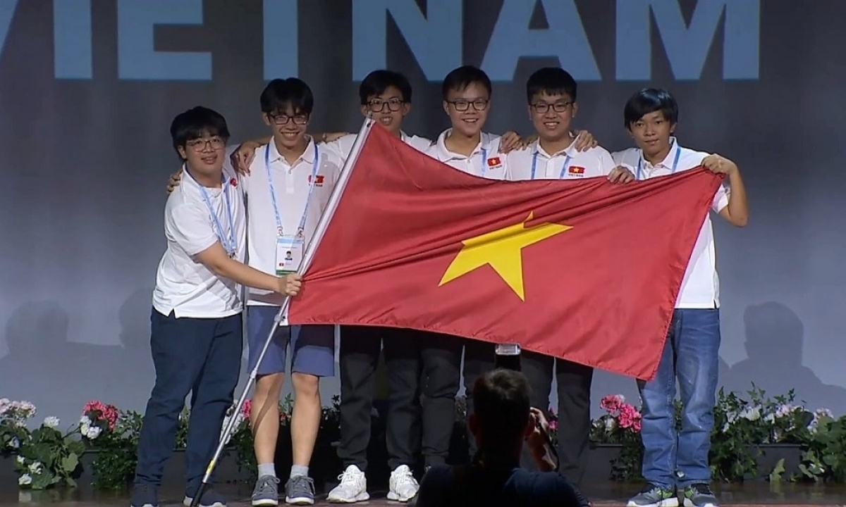 6 học sinh Việt Nam dự Olympic Toán học quốc tế năm 2022 tại Na Uy. Ảnh: MOET