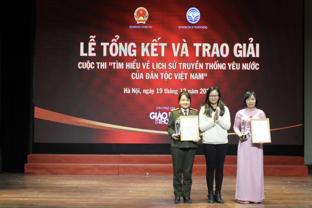 BTC trao giải cho tác giả đoạt giải Nhất cuộc thi.