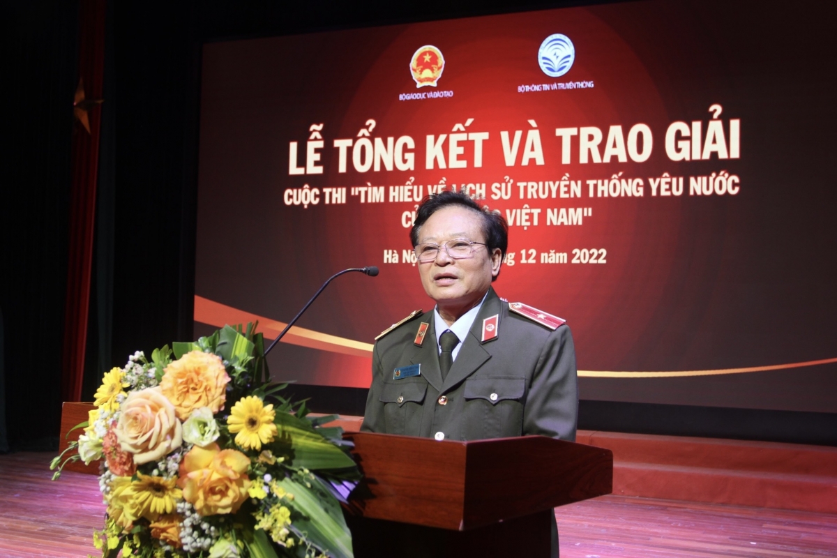 Thiếu tướng, TS, Nhà văn Nguyễn Hồng Thái phát  biểu tại lễ trao giải 