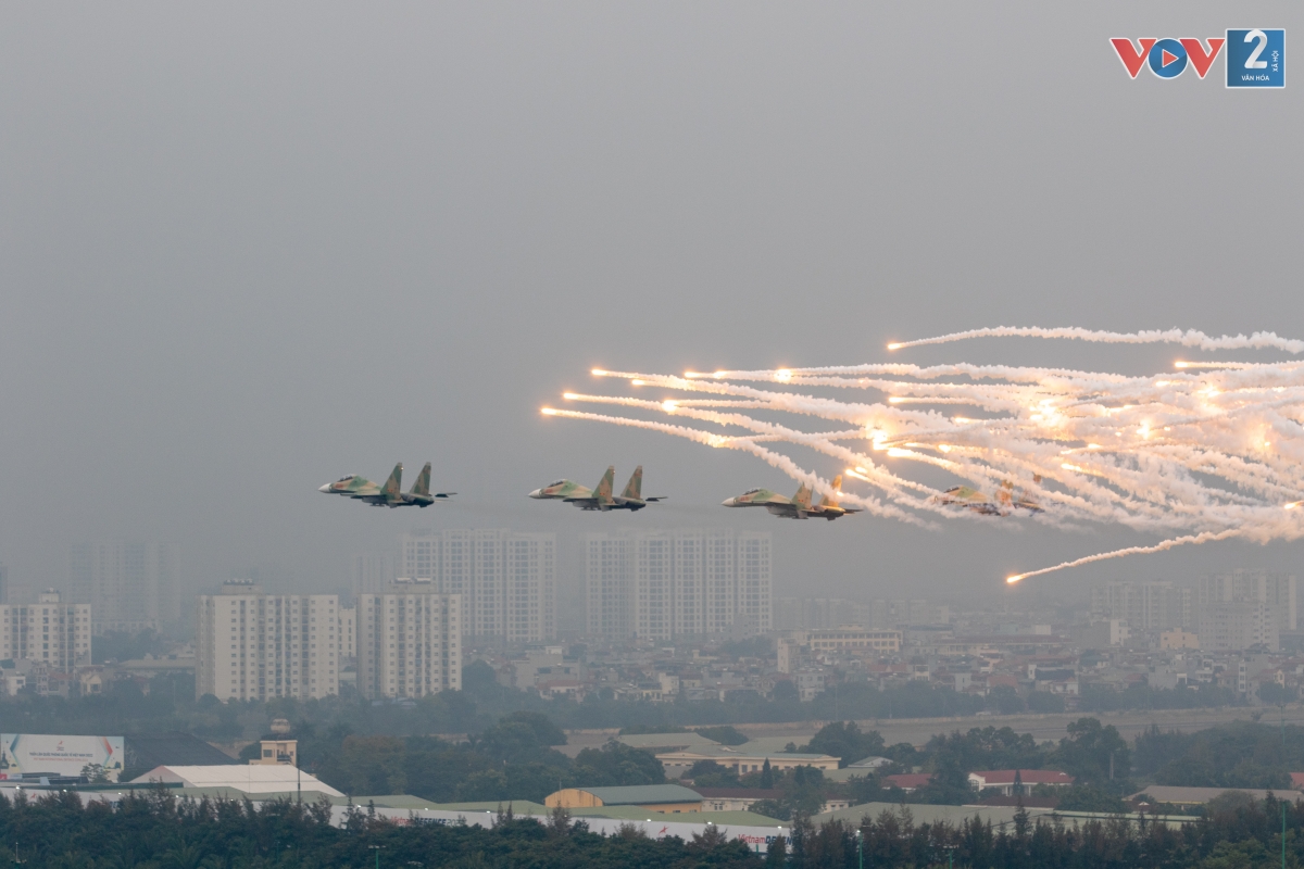 Trong buổi biểu diễn, các biên đội máy bay chiến đấu Su-30MK2 và trực thăng họ Mi thực hiện đầy đủ các khoa mục biểu diễn.