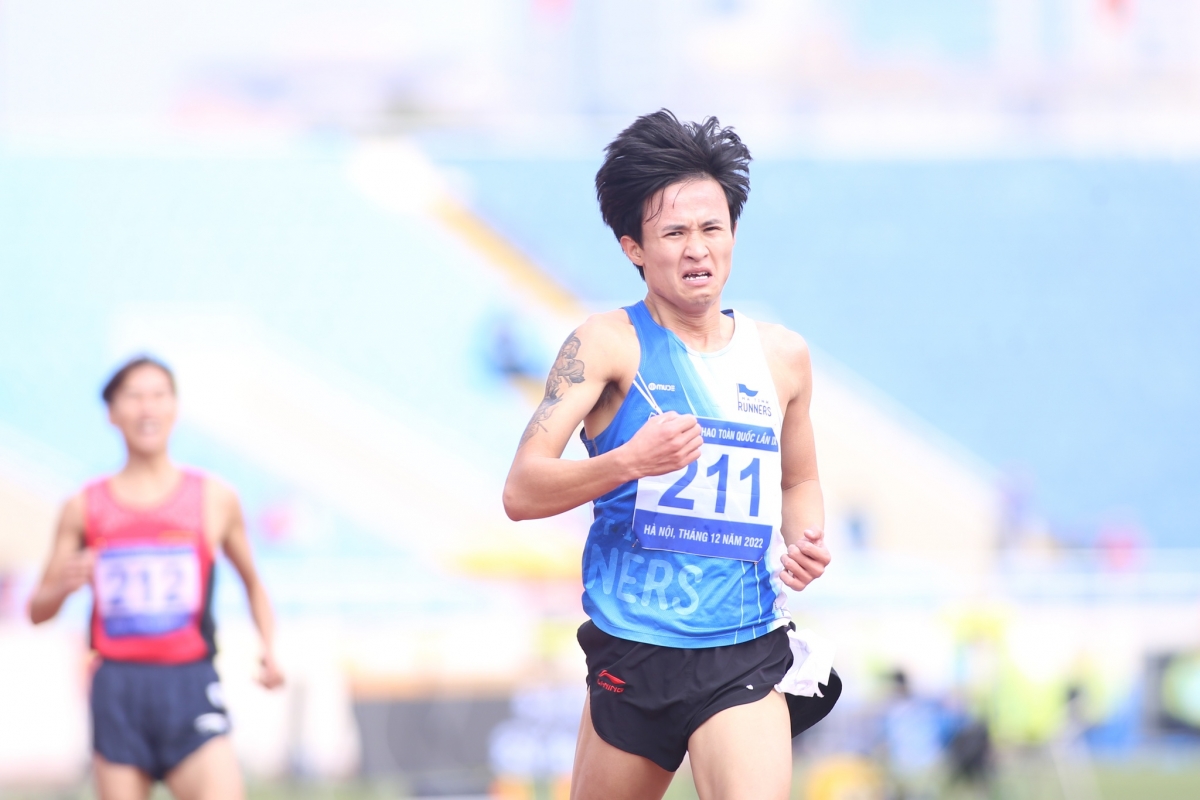 Nguyễn Trung Cường đánh bại Nguyễn Văn Lai trên đường đua 5.000m. (Ảnh: Ngọc Tú)