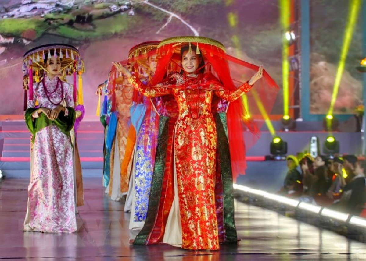 Phần trình diễn áo dài là điểm nhấn nổi bật của chương trình, đưa du khách đến gần hơn với áo dài Việt Nam