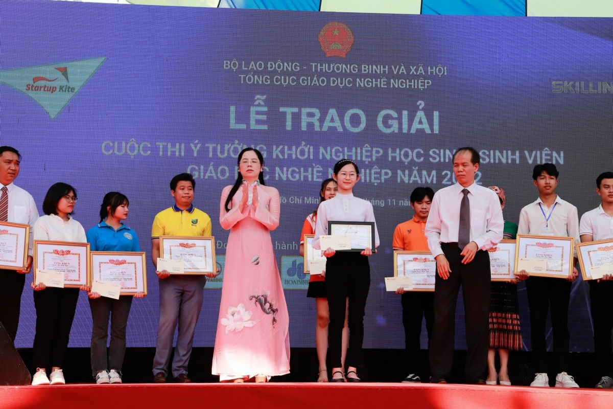 Dự án Back to Dream của sinh viên Trường Cao đẳng Thương mại và Du lịch Hà Nội được trao giải tại Startup Kite 2022