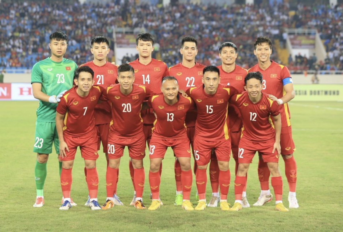 Trọng Hoàng (số 13) trong đội hình xuất phát của ĐT Việt Nam trận gặp CLB Borussia Dortmund
