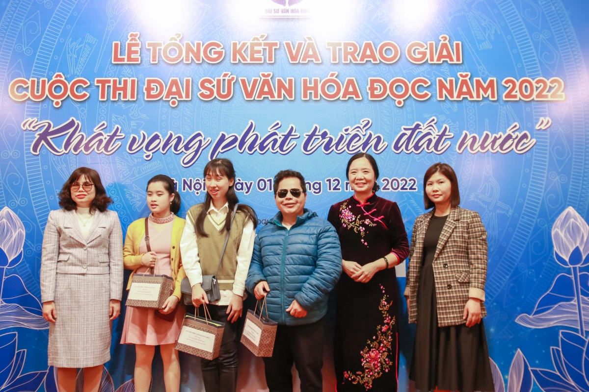 TS Vũ Dương Thúy Ngà trao tặng sách và quà cho học sinh, sinh viên khiếm thị đạt giải trong Cuộc thi Đại sứ Văn hóa đọc 2022