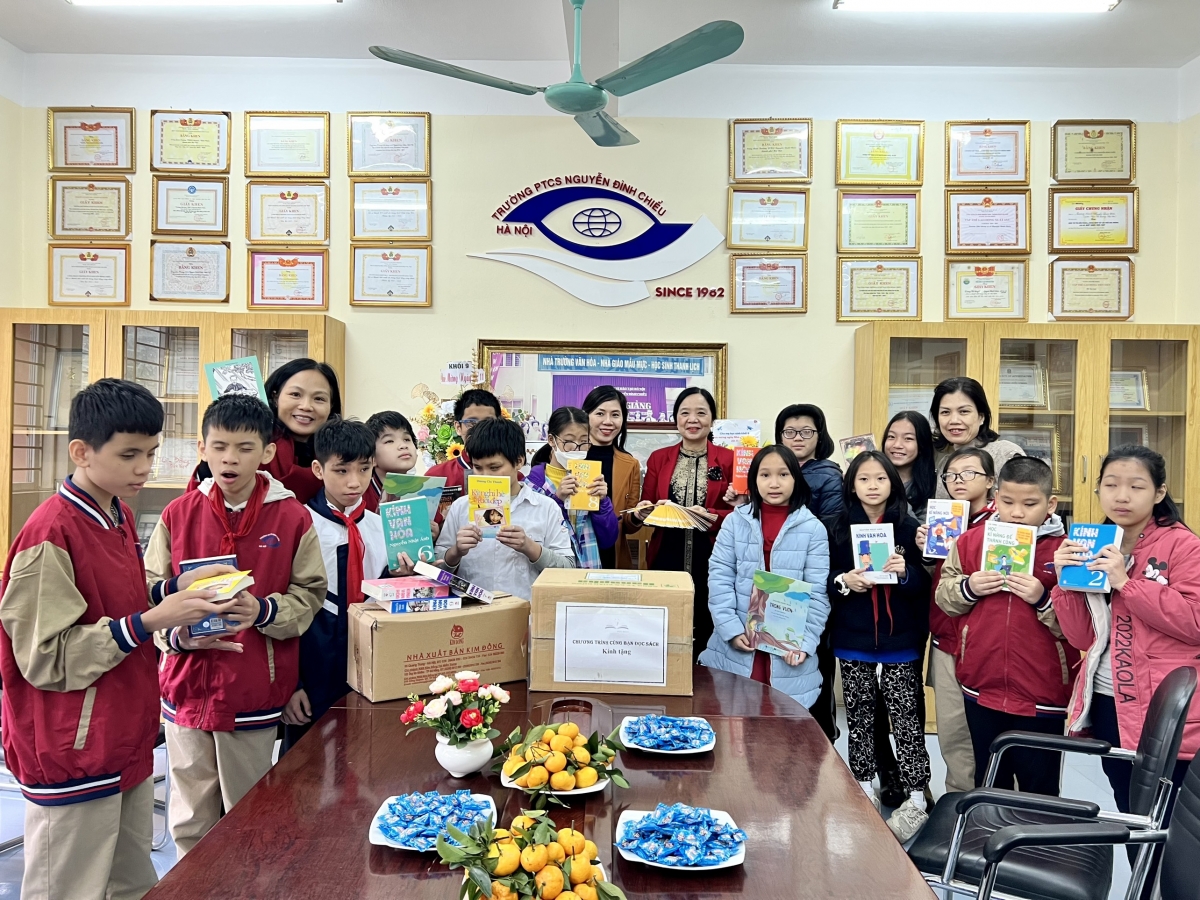 Chương trình CBDS đến thăm và tặng quà cho học sinh
trưởng THCS Nguyễn Đình Chiểu, Hà Nôi