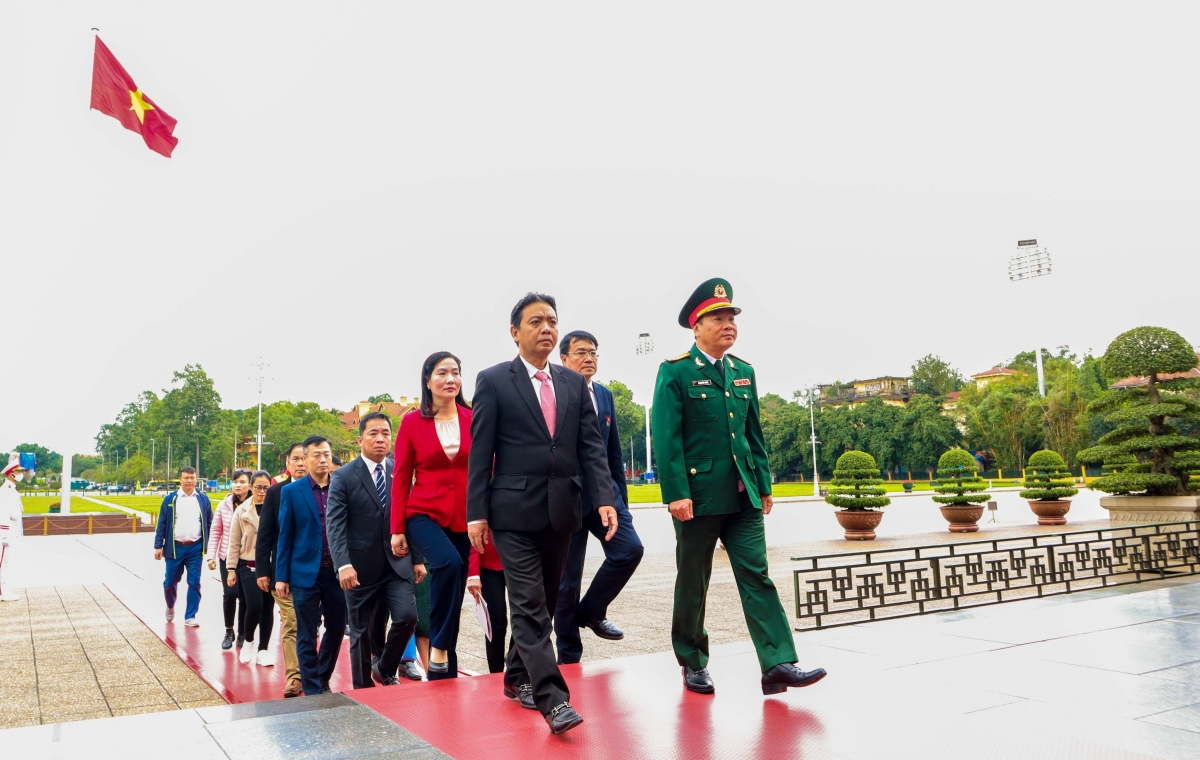 Trước khi vào tại Bảo tàng Hồ Chí Minh thực hiện nghi thức xin lửa, đoàn đã vào lăng viếng, đặt vòng hoa tưởng niệm Chủ tịch Hồ Chí Minh.
