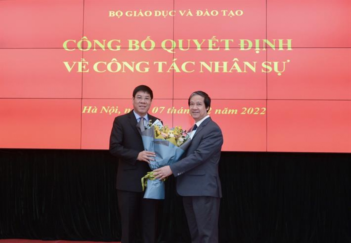 Bộ trưởng Nguyễn Kim Sơn trao Quyết định và tặng hoa chúc mừng tân Cục trưởng Cục Quản lý chất lượng Huỳnh Văn Chương