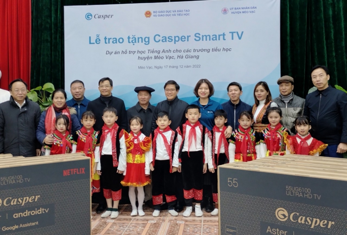 Trao tặng tivi cho học sinh huyện Mèo Vạc, tỉnh Hà Giang