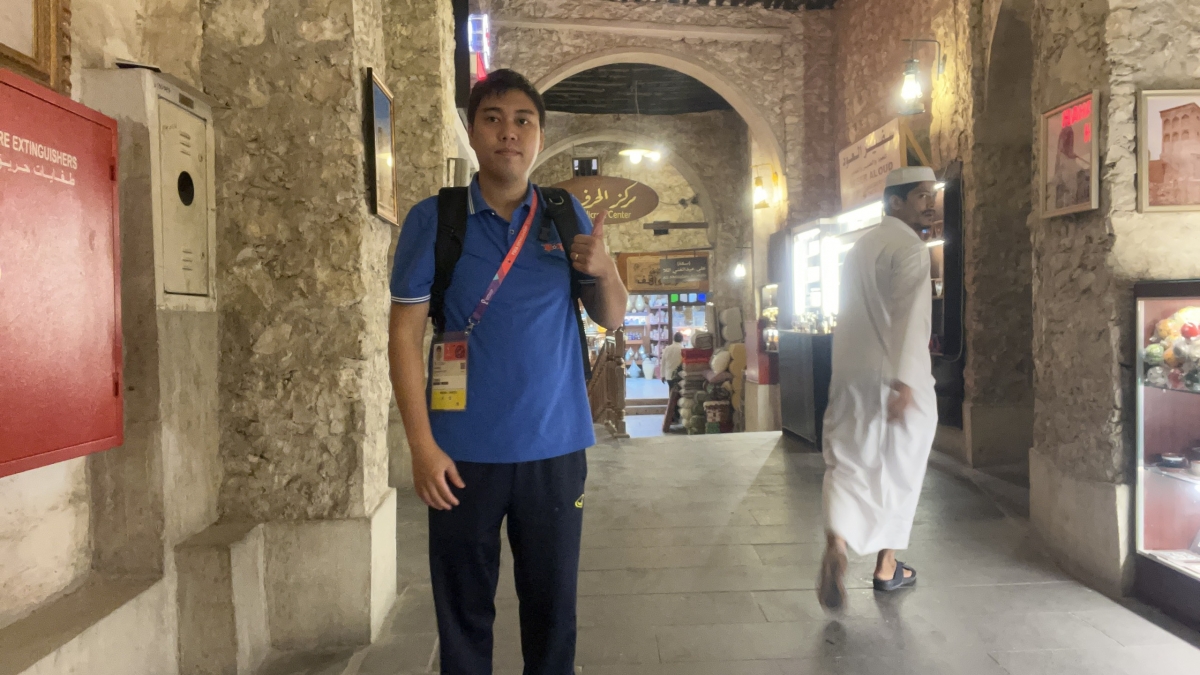 Nhà báo Hoàng Trí Công tại chợ Souq Waqif