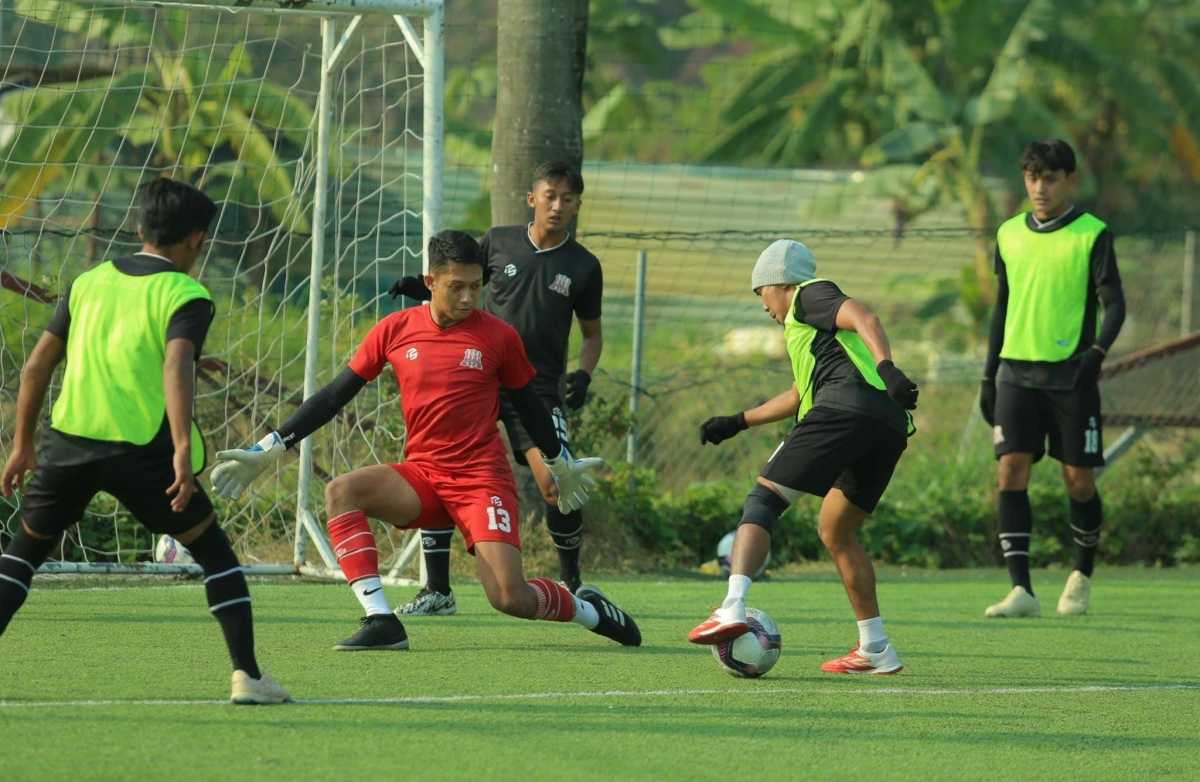 Các cầu thủ Indonesia trong buổi tập làm quen sân thi đấu