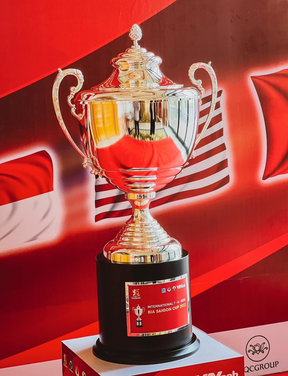 Chiếc cúp dành cho đội vô địch giải bóng đá 7 người quốc tế - Cúp Bia Saigon 2022