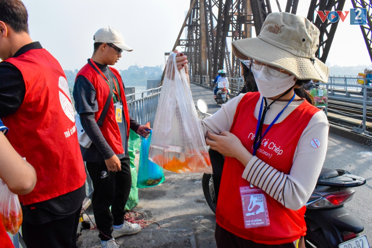 Hoạt động này diễn ra thường niên nhằm giúp đỡ và tuyên truyền cho người dân thả cá, không thả túi ni lông để bảo vệ môi trường.