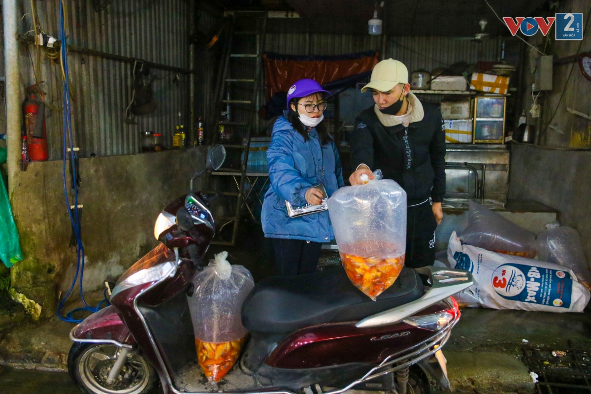 Các xe chở cá từ chợ Yên Sở tỏa đi tới các chợ nhỏ, chợ dân sinh để phục vụ người dân cúng 23 tháng Chạp và tiễn ông Táo về trời.