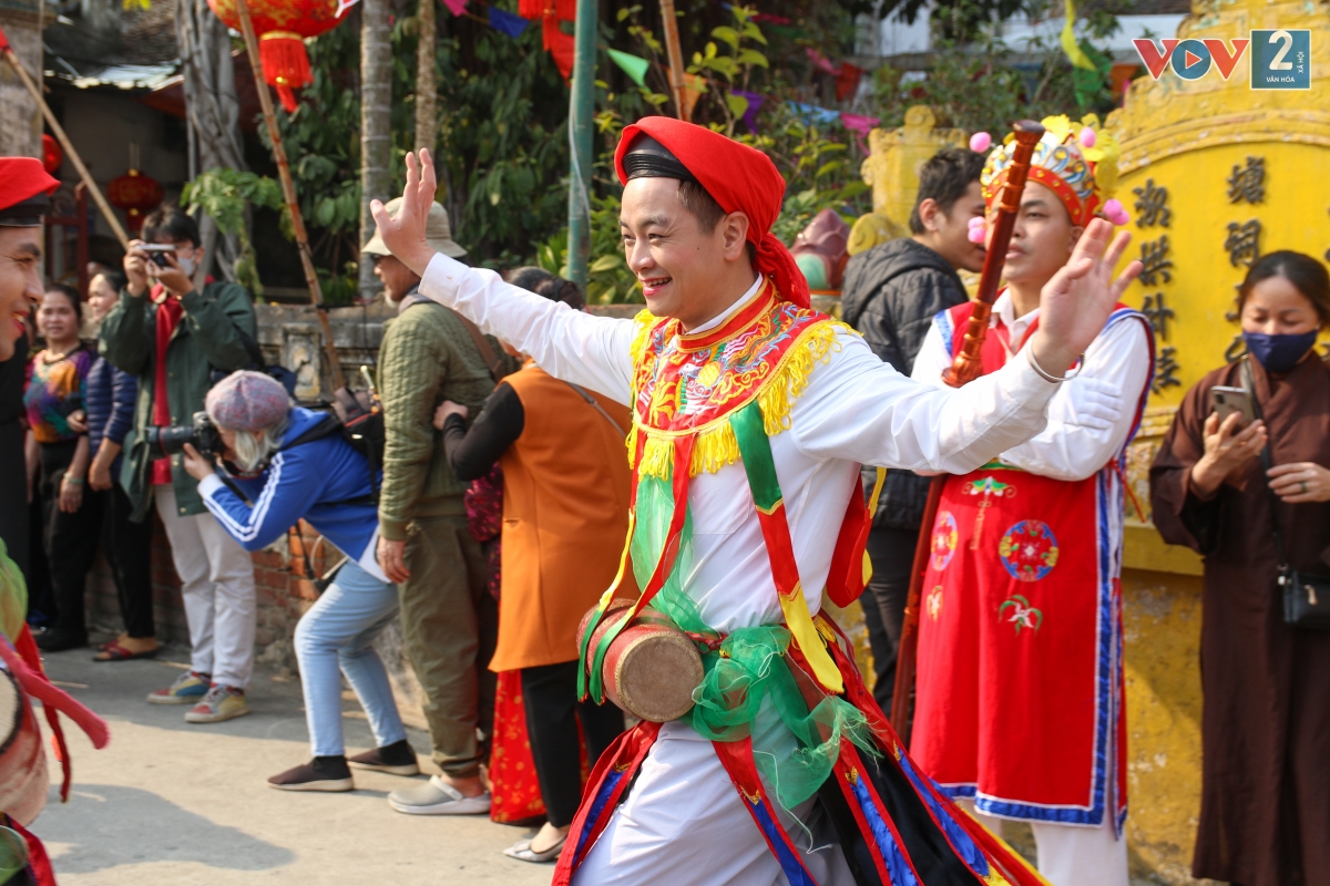 “Để tham gia đội múa Bồng, cần xuất thân trong gia đình gia giáo, có cái tâm với điệu múa Bồng và luôn ý thức gìn giữ văn hóa truyền thống của làng Triều Khúc” - anh Hảo cho biết thêm.