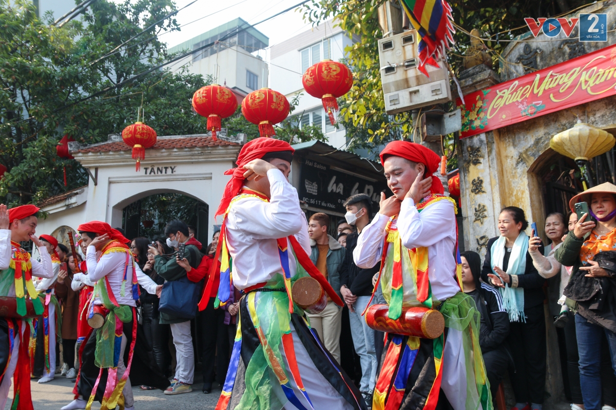 Đông đảo bà con dân làng cùng du khách thập phương đều bị cuốn hút bởi điệu múa bồng - phần hấp dẫn nhất của hội làng Triều Khúc.
