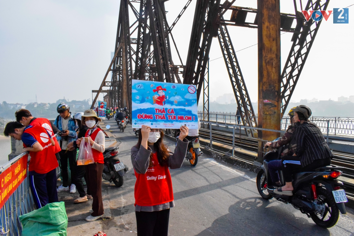 Tại cầu Long Biên, rất nhiều tình nguyện viên chăng khẩu hiệu "Thả cá đừng thả túi ni lông".