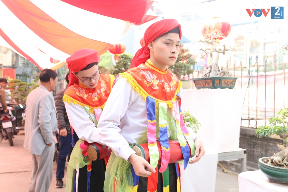 Nguyễn Thanh Tùng, 17 tuổi (làng Triều Khúc): “Đây là năm thứ 5 em tham dự múa Bồng. Em rất tự hào vì điệu múa Bồng này khá là độc đáo và chỉ có ở làng em, không nơi nào có được”.