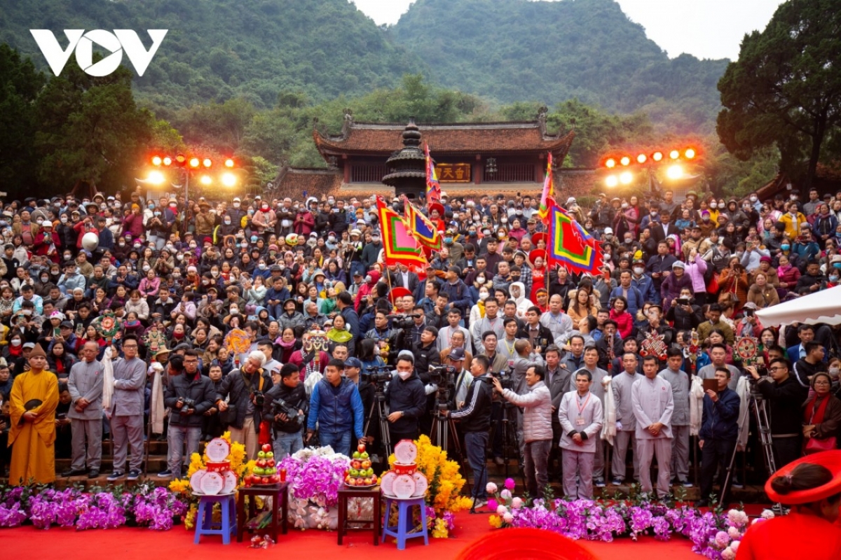 Hàng ngàn du khách đã đổ về Khu Di tích thắng cảnh Hương Sơn đúng ngày khai mạc Lễ hội chùa Hương Xuân Quý Mão 2023