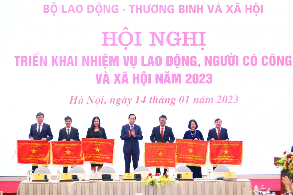 Bộ trưởng Đào Ngọc Dung trao Cờ thi đua cho các đơn vị thuộc Bộ và các Sở LĐTB&amp;XH dẫn đầu phong trào thi đua năm 2022  