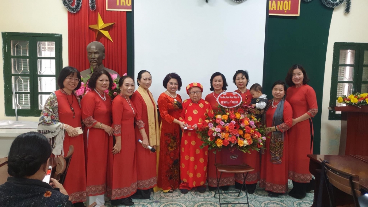 Cụ Nguyễn Văn Hạnh 100 tuổi (đứng giữa ) người luôn đồng hành với các hoạt động thiện nguyện của CLB Nhà báo nữ Việt Nam 
