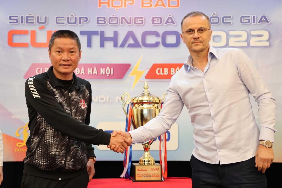 HLV Chu Đình Nghiêm (Hải Phòng FC) và HLV Bozidar Bandovic (Hà Nội FC)