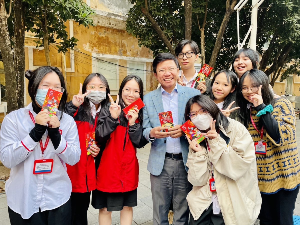 Các em học sinh vui vẻ nhận lì xì từ GS.TS Hoàng Anh Tuấn 