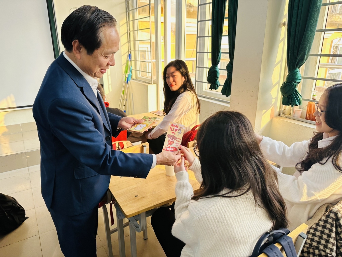 PGS.TS Nguyễn Quang Liệu - Hiệu trưởng trường TPHT Chuyên KHXH&amp;NV lì xì đầu năm cho các em học sinh