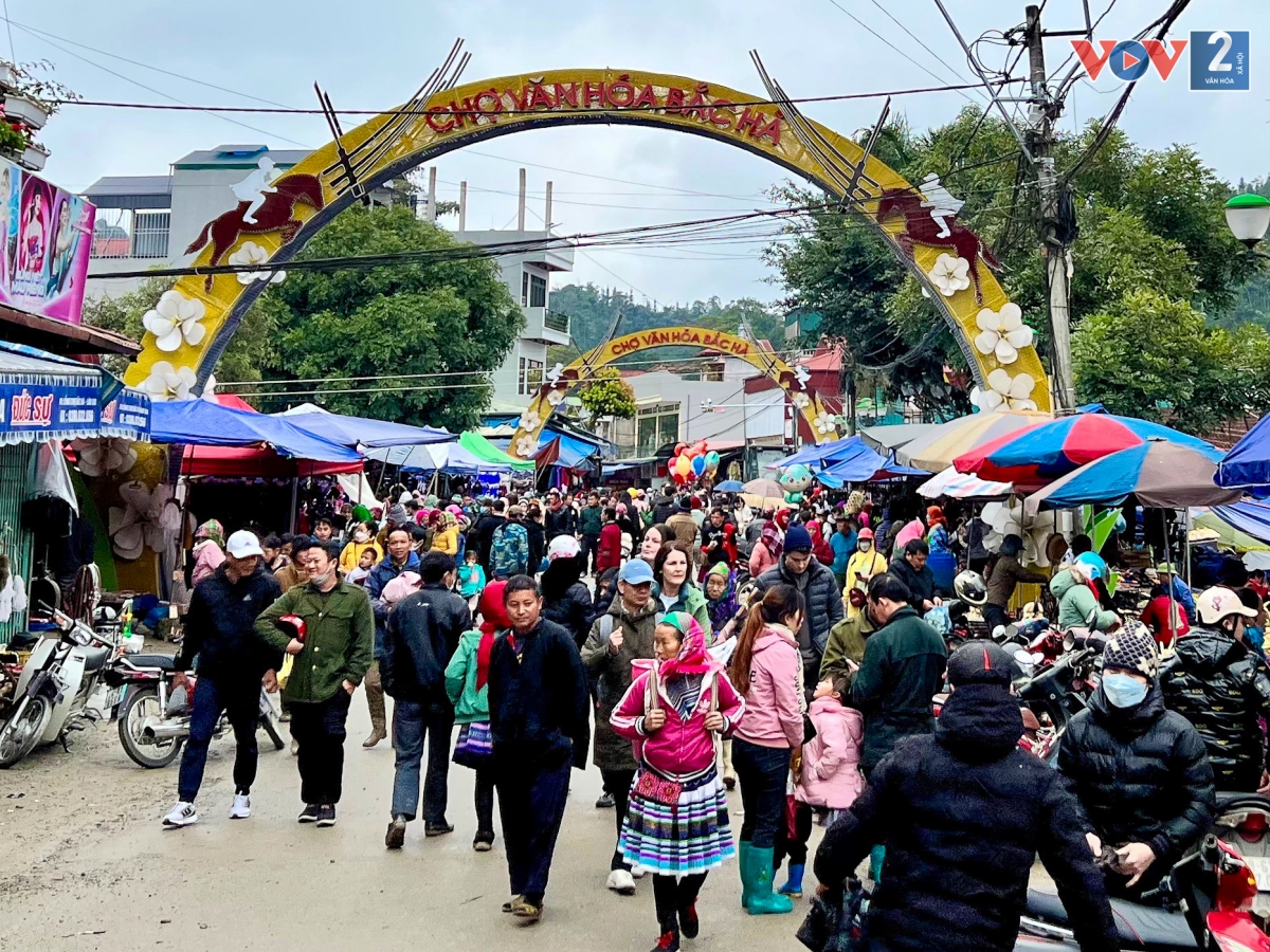 Chợ phiên Bắc Hà (thị trấn Bắc Hà, huyện Bắc Hà, Lào Cai) sáng Chủ nhật đầu tiên của năm mới 2023, từ sáng sớm đã đông vui, tấp nập.