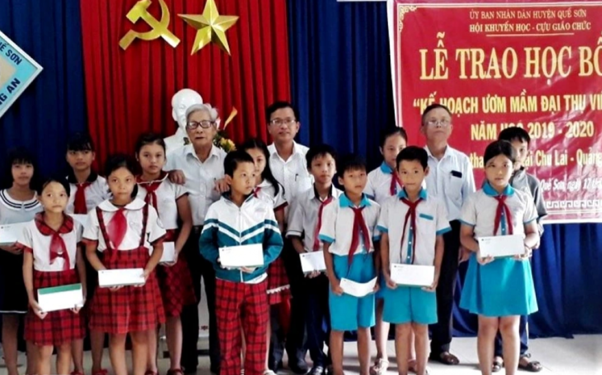 Cụ Trần Ngọc Du (đeo kính, tóc bạc) trao tặng học bổng cho học sinh nghèo hiếu học