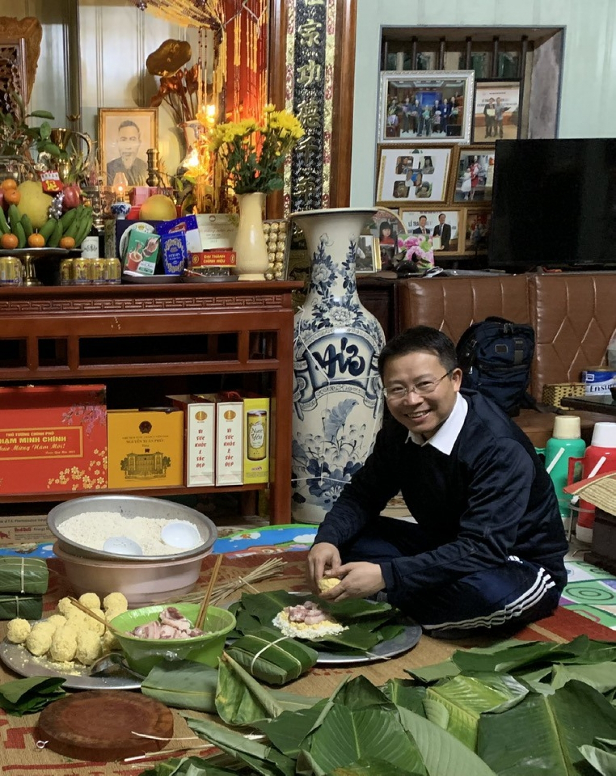 GS Phan Mạnh Hưởng gói bánh chưng Tết tại quê nhà 