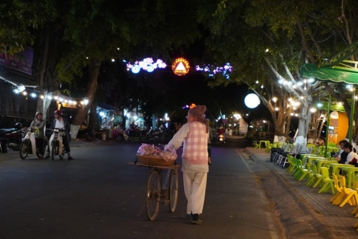 Hơn 18h, ông Bình đã có mặt trên đường Bạch Đằng, TP.Kon Tum.