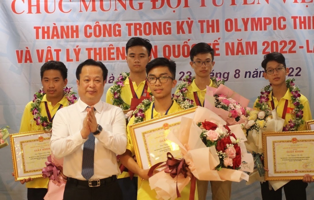 Ông Trần Thế Cương, Giám đốc Sở GD-ĐT Hà Nội chúc mừng các em học sinh đoạt giải tại kỳ thi Olympic quốc tế về thiên văn học và vật lý thiên văn lần thứ 15 năm 2022