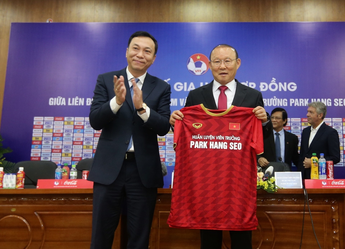 HLV Park Hang Seo đến Việt Nam trong sự nghi ngờ