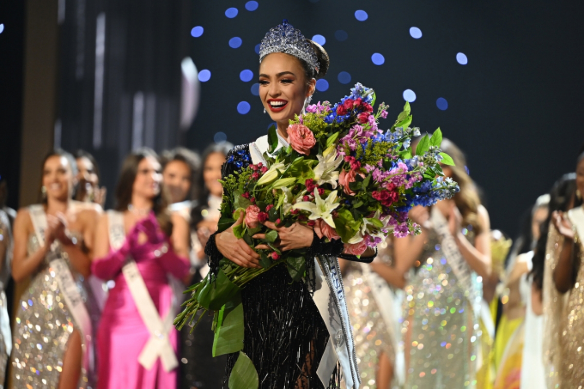 Tân Hoa hậu Hoàn vũ 2022 rạng ngời sau khi đăng quang