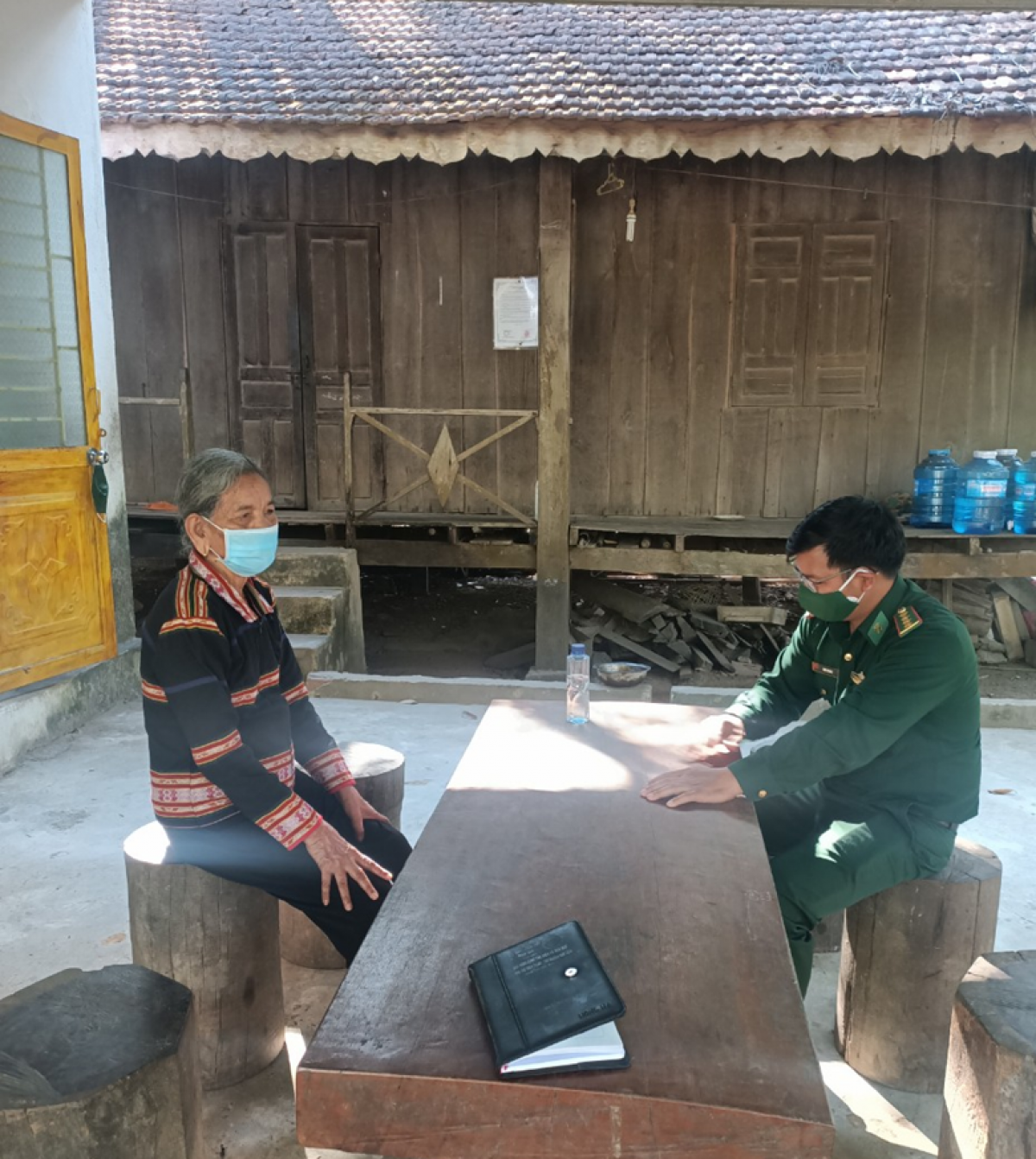 Chính trị viên phó Đinh Ơ Gring, đồn biên phòng Ia Mơr đang bàn phương án triển khai
công tác tuyên truyền an ninh, trật tự với già làng KSor H’BLâm