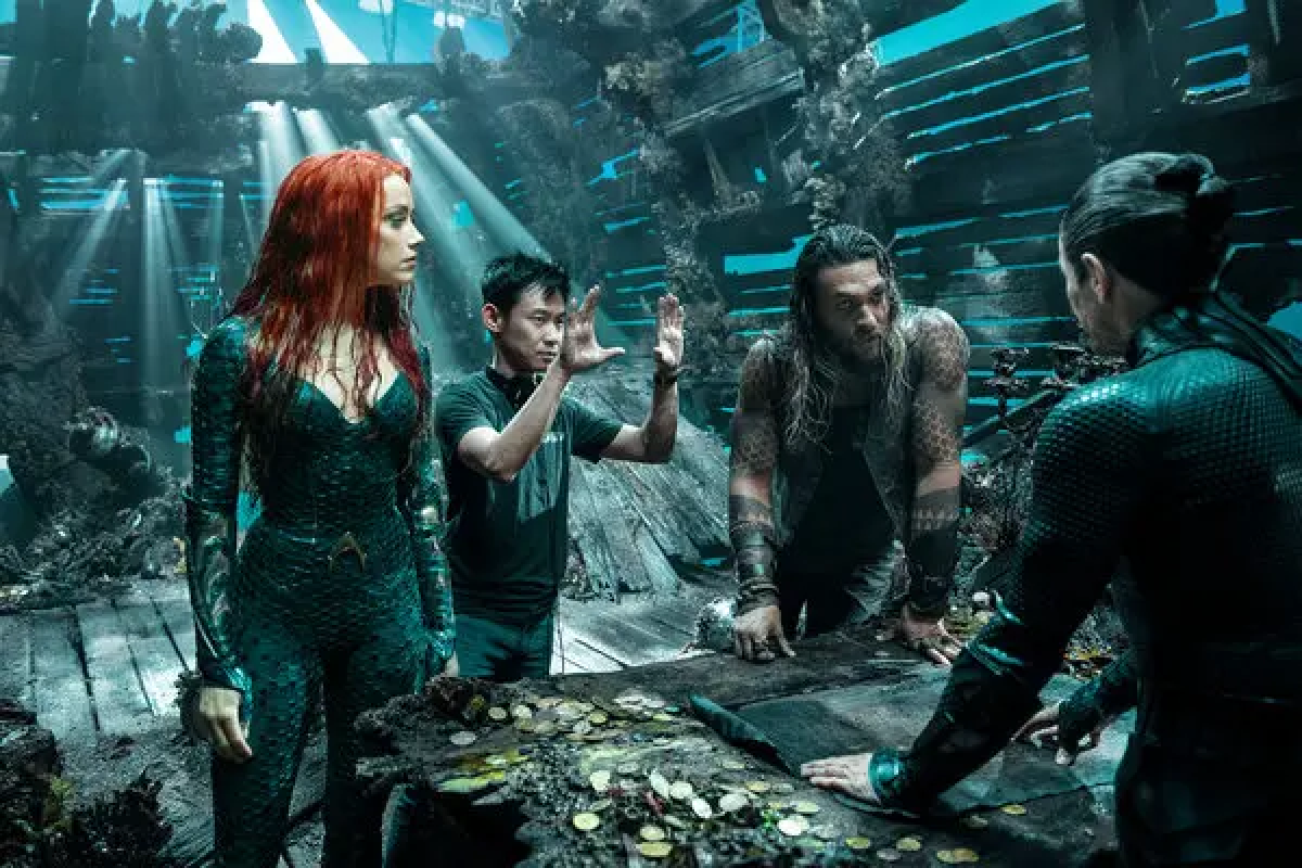 James Wan chỉ đạo các diễn viên trên phim trường Aquaman