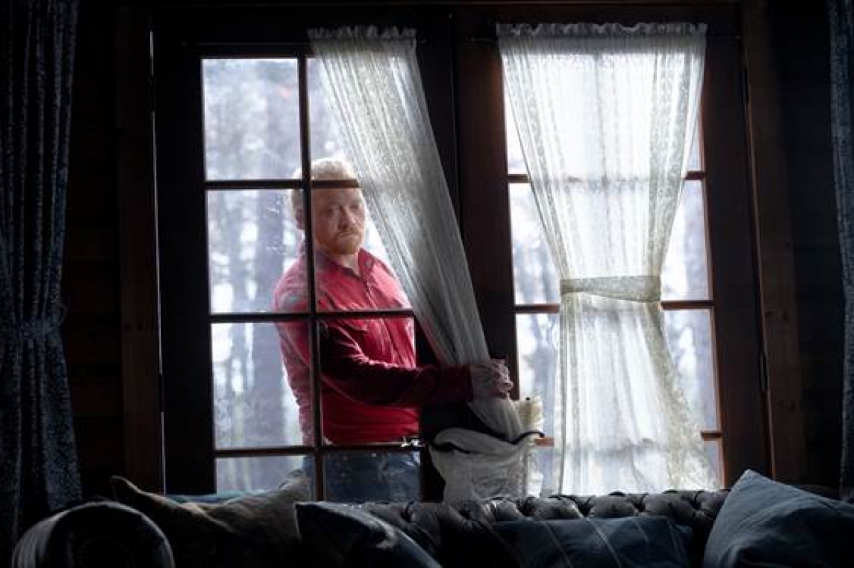 Tạo hình của Rupert Grint trong phim Tiếng gõ ở căn nhà gỗ