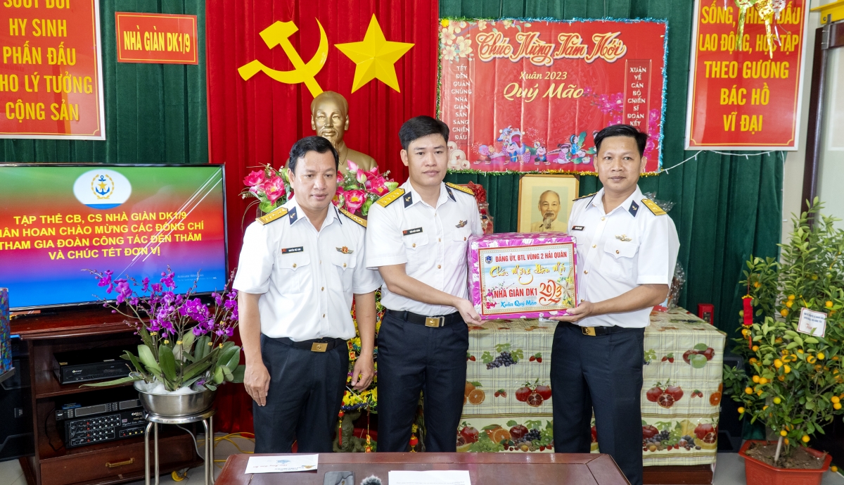 Đại tá Nguyễn Việt Anh, Phó Tham mưu trưởng Vùng 2 Hải quân (ngoài cùng bên trái) trao quà Tết đến cán bộ, chiến sĩ các Nhà giàn DK1