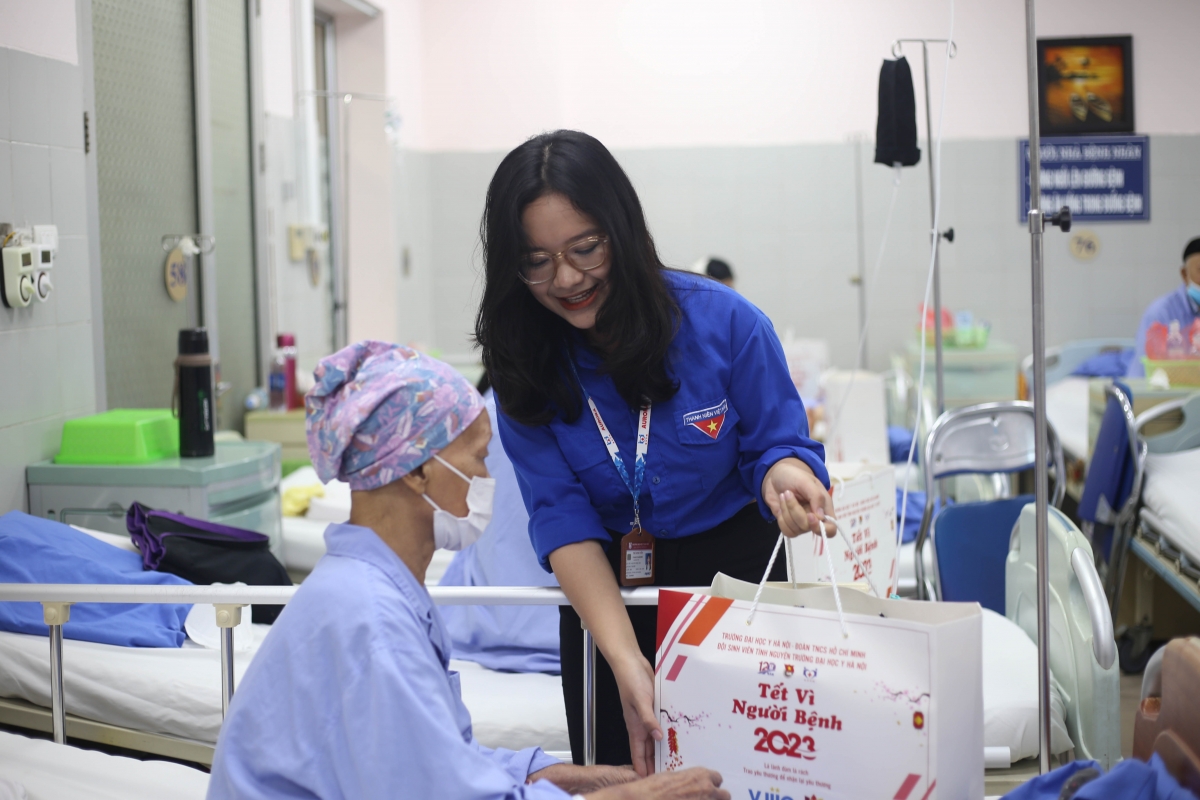 Trao quà tết cho bệnh nhân tại BV Đại học Y Hà Nội
