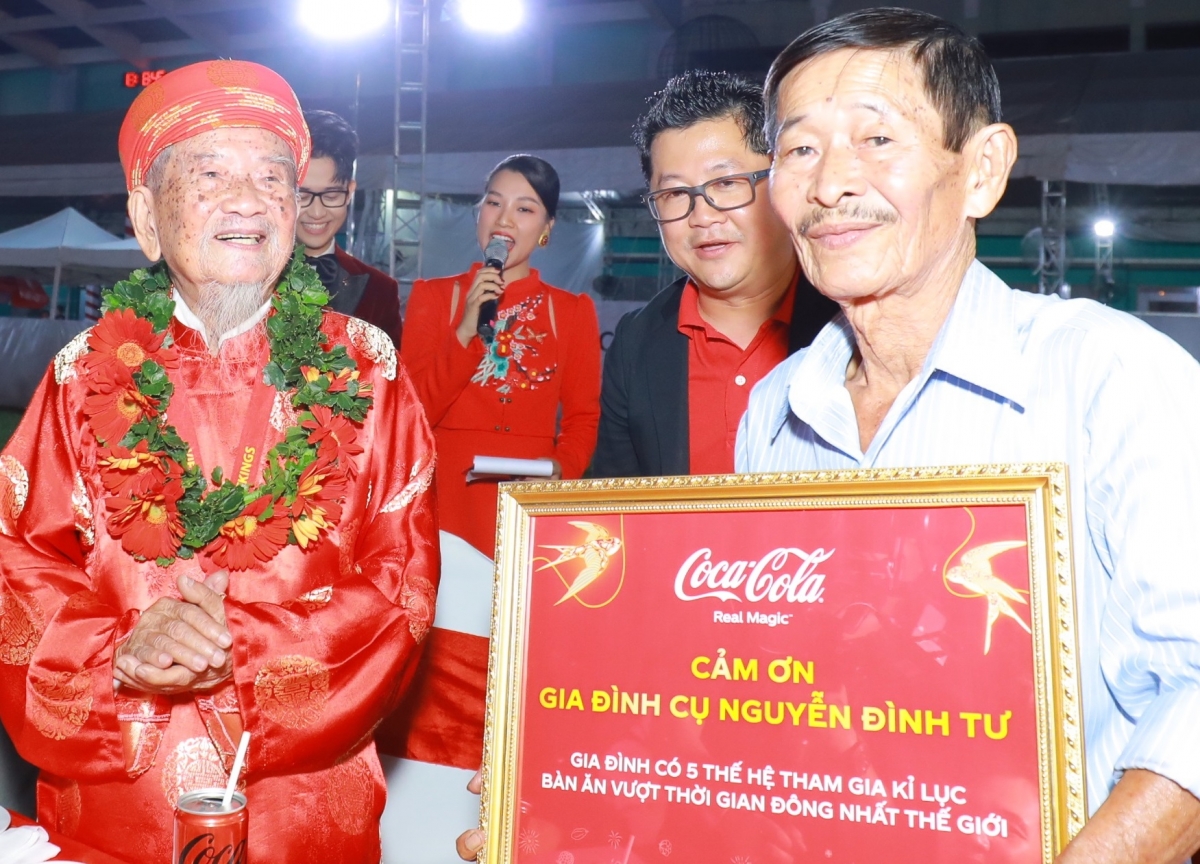Cụ Nguyễn Đình Tư trong lần nhận Kỷ lục Việt Nam