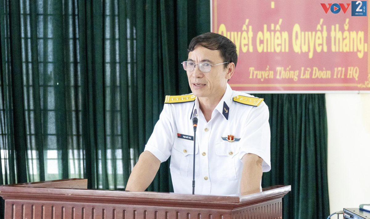 Đại tá Phạm Quyết Tiến, Phó Tư lệnh Vùng 2 Hải quân chúc mừng thành công của chuyến công tác