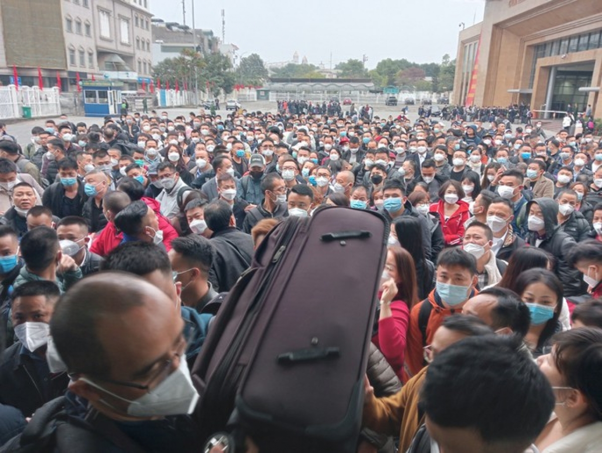 Hàng nghìn người xuất nhập cảnh giữa Việt Nam - Trung Quốc trong ngày đầu mở cửa biên giới (08/01/2023) tại cửa khẩu quốc tế Móng Cái. Ảnh: nld.com.vn