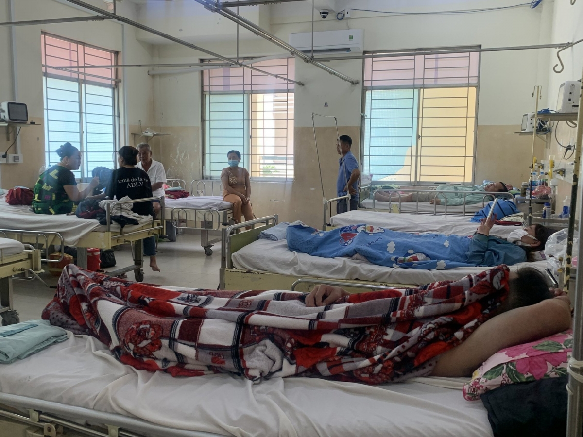 Trong những đợt cao điểm về dịch bệnh, nhiều bệnh viện công ở TP.Hồ Chí Minh quá tải