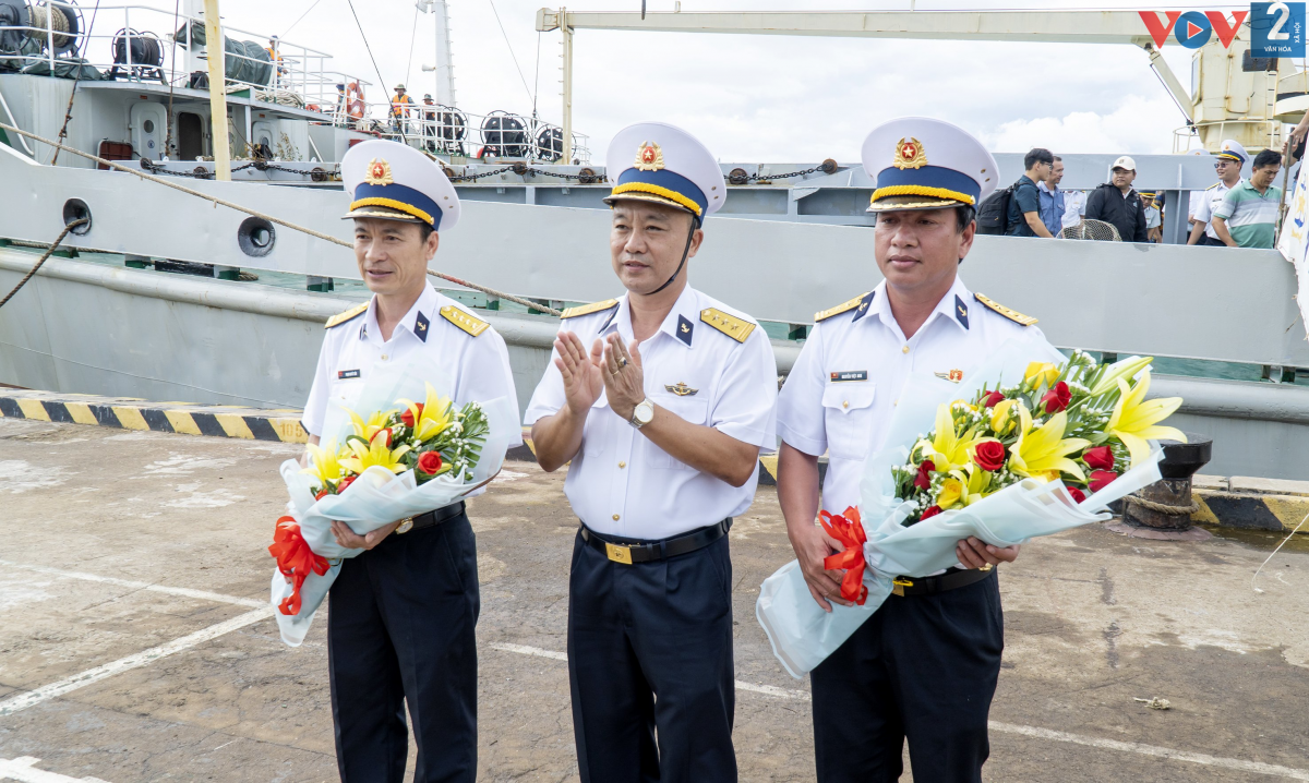 Đại diện lãnh đạo Lữ đoàn 171, Vùng 2 Hải quân tặng hoa chúc mừng 2 đoàn công tác